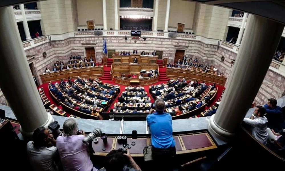 Συναγερμός στη Βουλή για τον κορωναϊό: Πληροφορίες για δύο ύποπτα κρούσματα